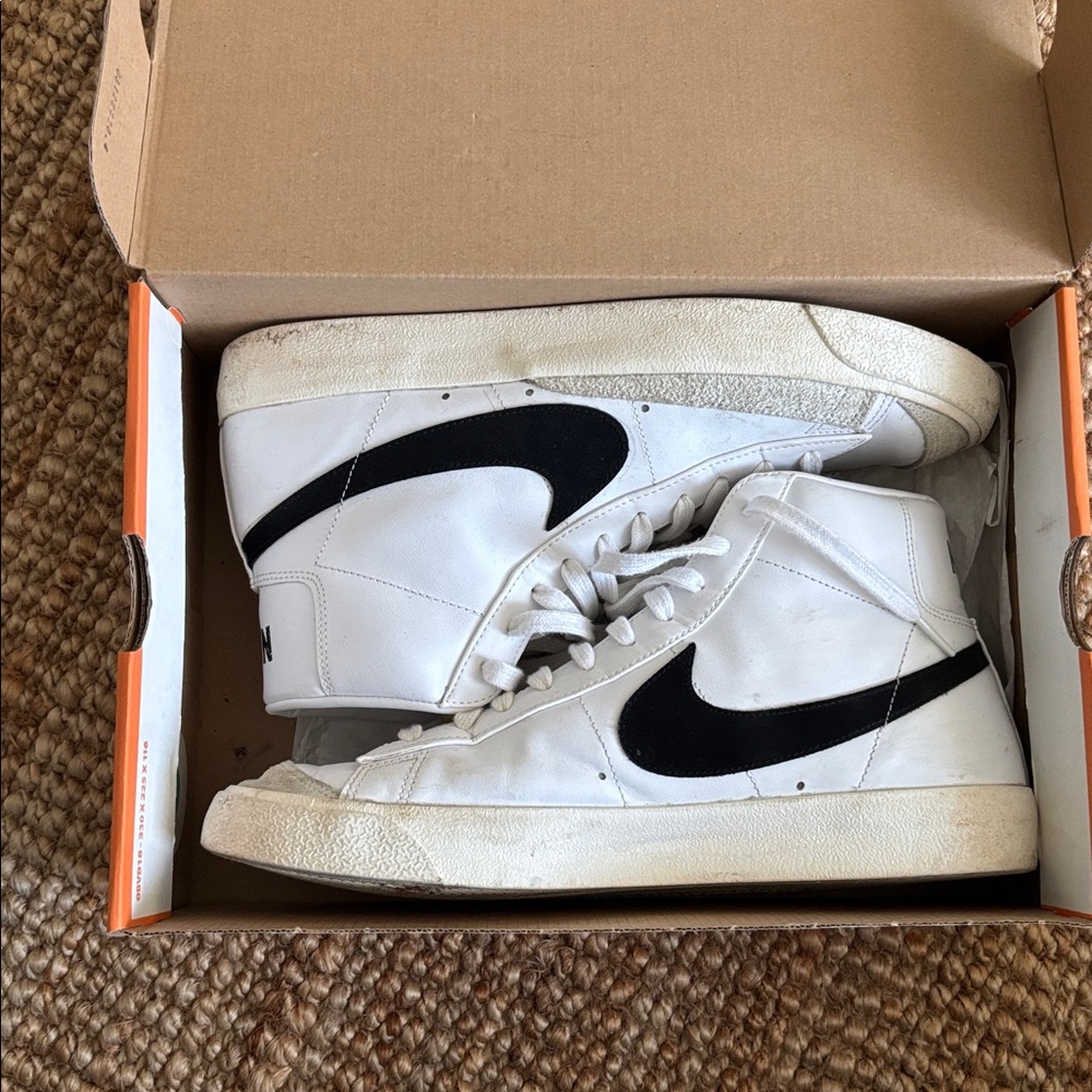 Nike White and Black Blazer Mid ‘77 Vintage - Picture 6 of 7